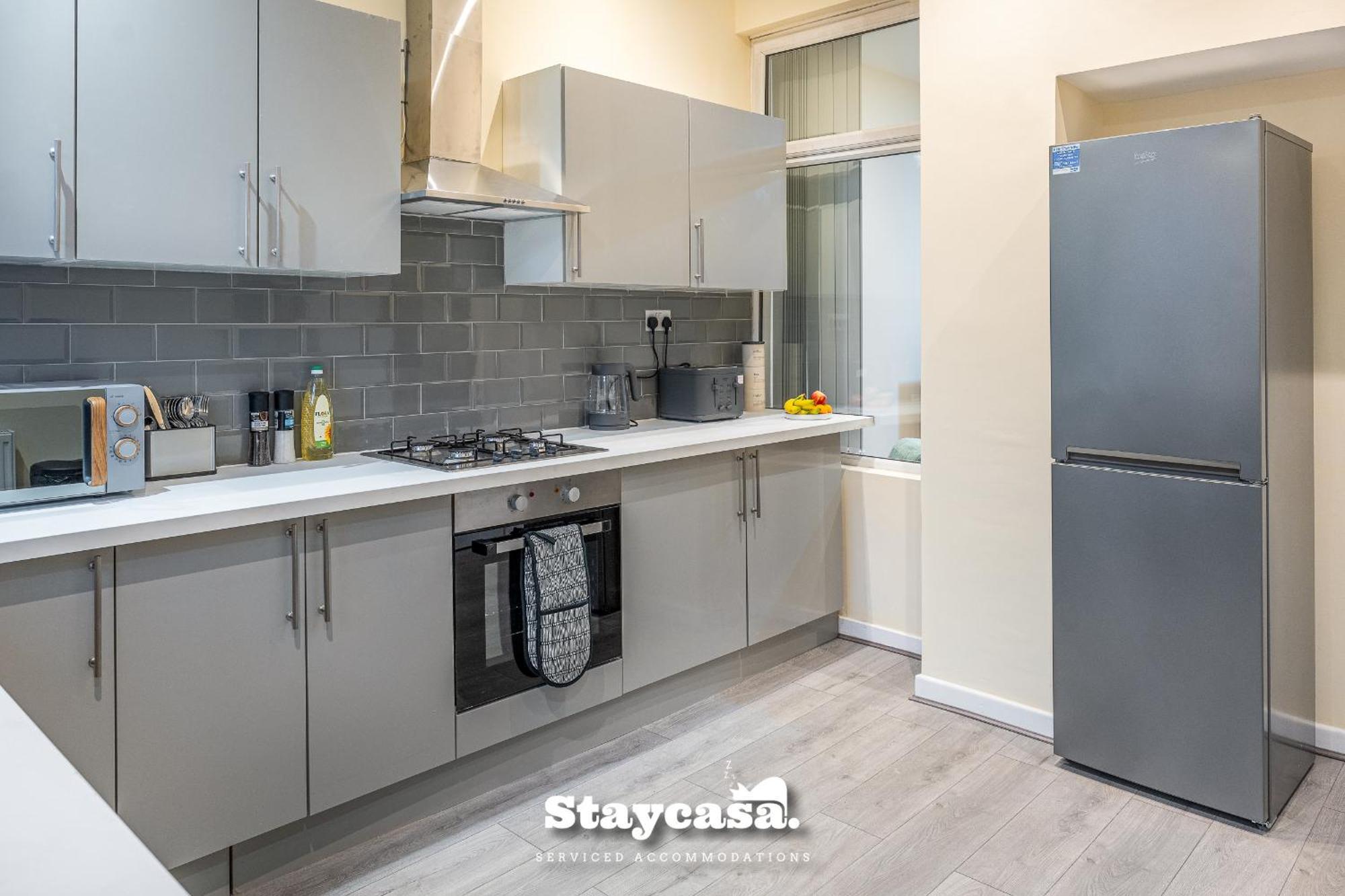Urban Comfort 4-bed House - Free Wi-fi & Parking Holiday home *