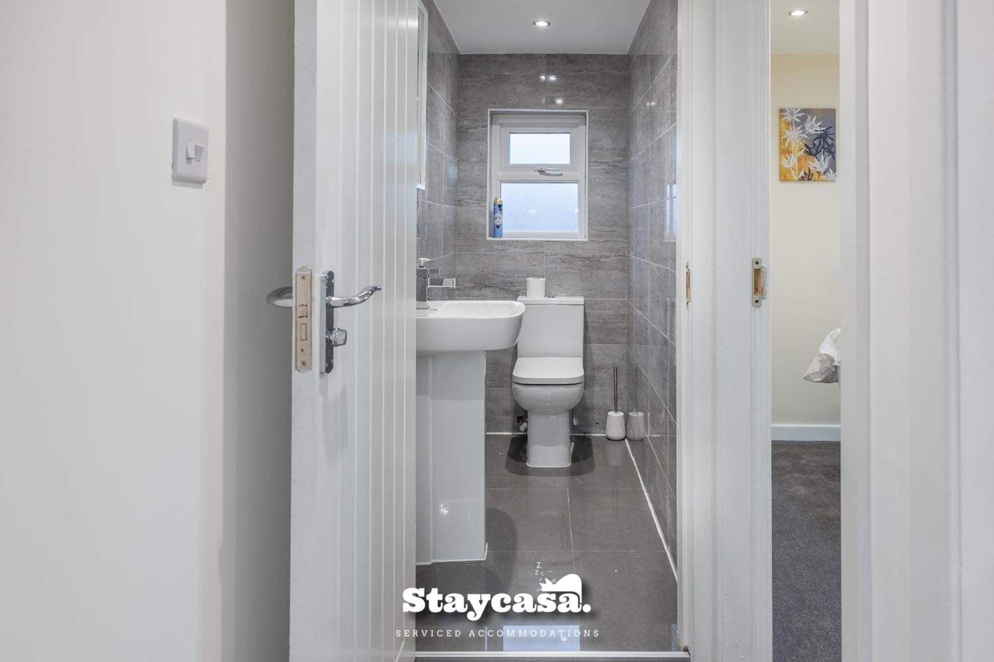 Urban Comfort 4-bed House - Free Wi-fi & Parking *