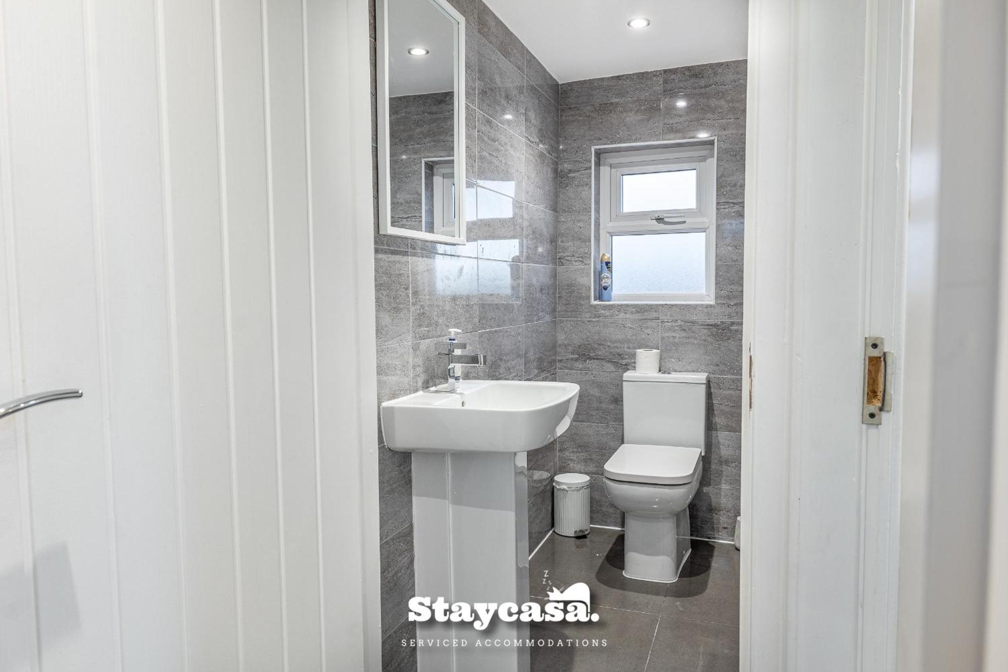 Urban Comfort 4-bed House - Free Wi-fi & Parking Holiday home *