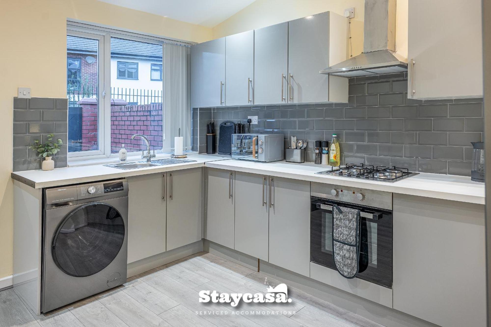 Urban Comfort 4-bed House - Free Wi-fi & Parking Holiday home *