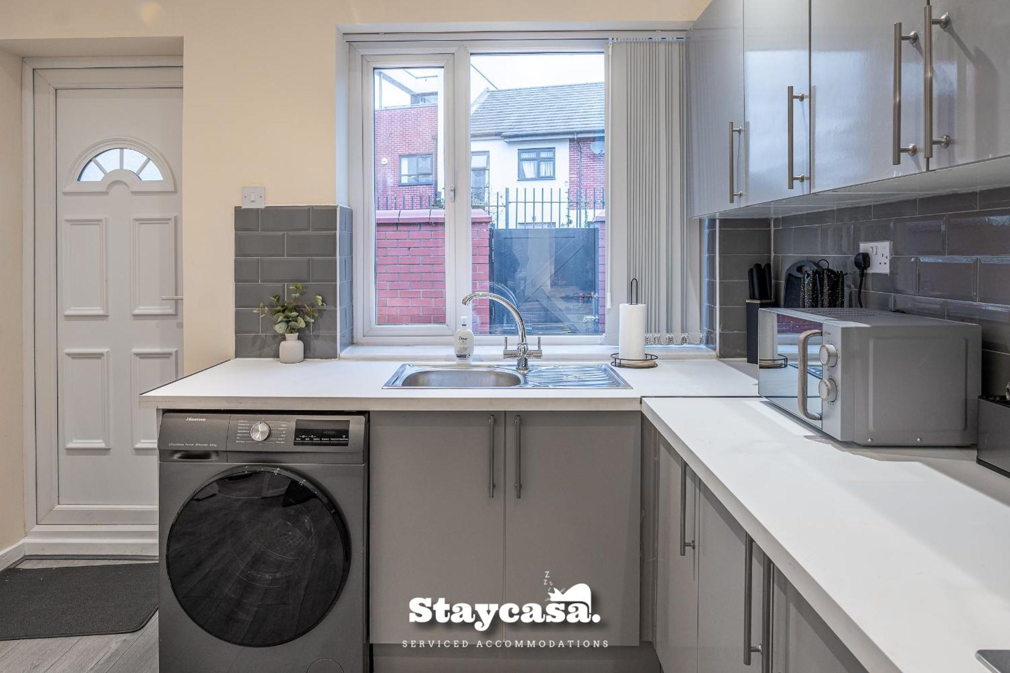 Urban Comfort 4-bed House - Free Wi-fi & Parking *